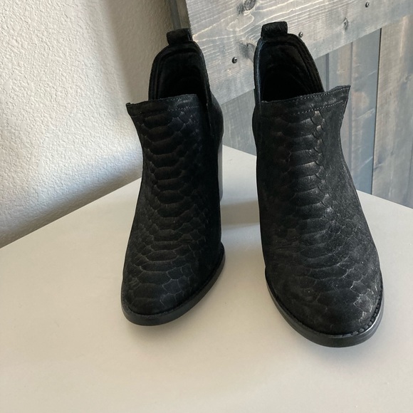 ******SOLD*******Jeffrey Campbell Rowlan Snakeskin Booties - Picture 3 of 6